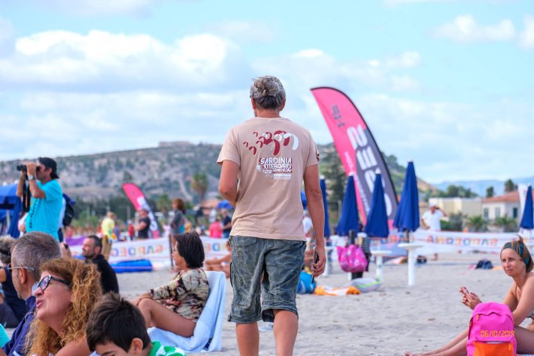 fotografo sardegna mentre cattura momenti autentici in un evento tradizionale