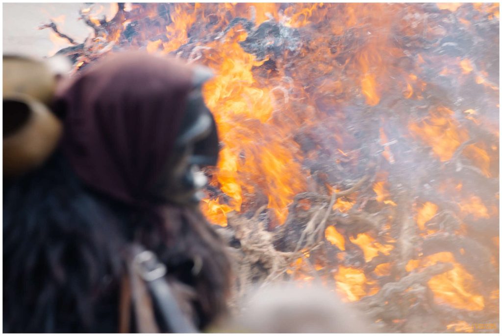 fotografo sardegna mentre cattura momenti autentici in un evento tradizionale