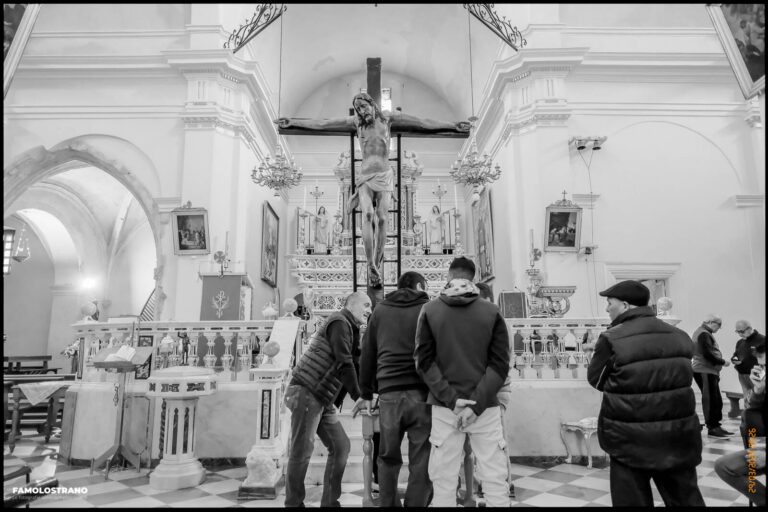 allestendo il Cristo per la Via Crucis 21