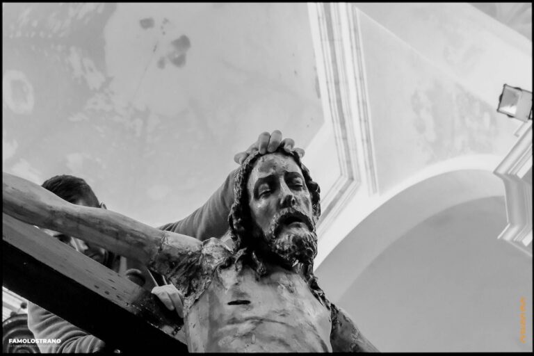 allestendo il Cristo per la Via Crucis 23