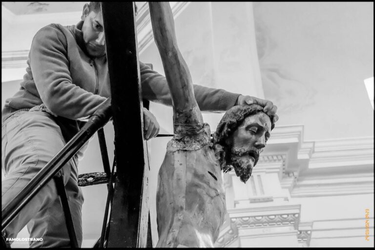 allestendo il Cristo per la Via Crucis 24