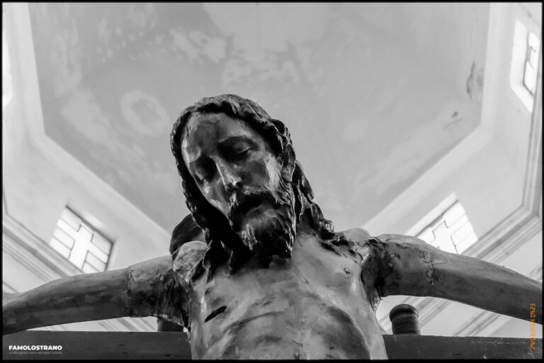 allestendo il Cristo per la Via Crucis 25