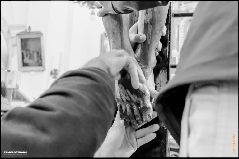 allestendo il Cristo per la Via Crucis 30