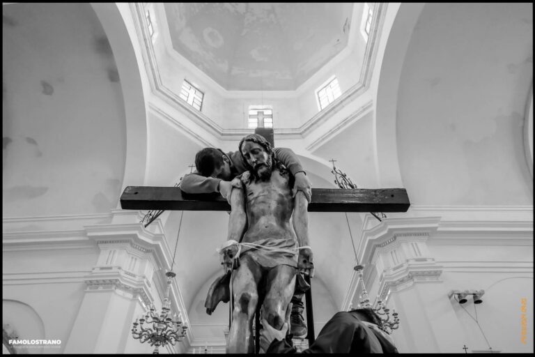 allestendo il Cristo per la Via Crucis 33