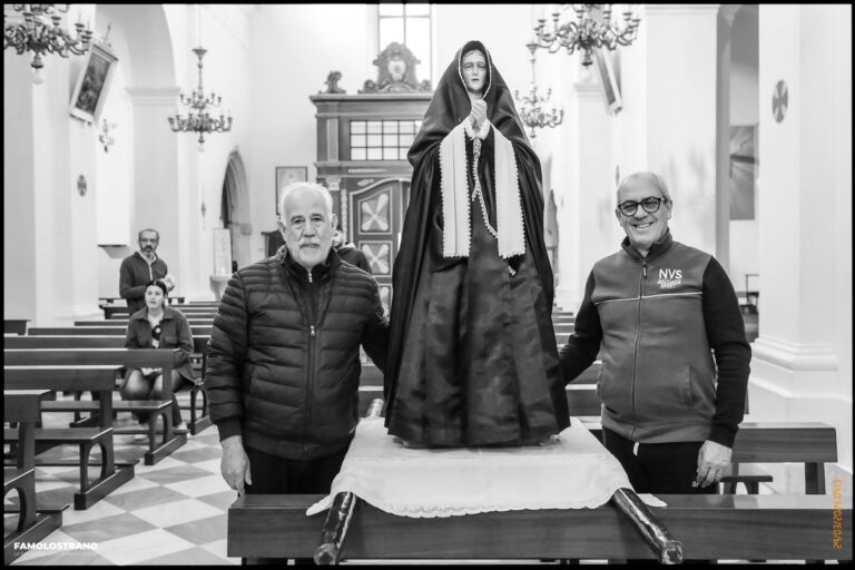allestendo il Cristo per la Via Crucis 36