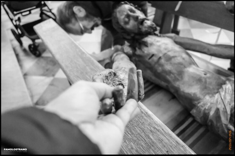 allestendo il Cristo per la Via Crucis 44