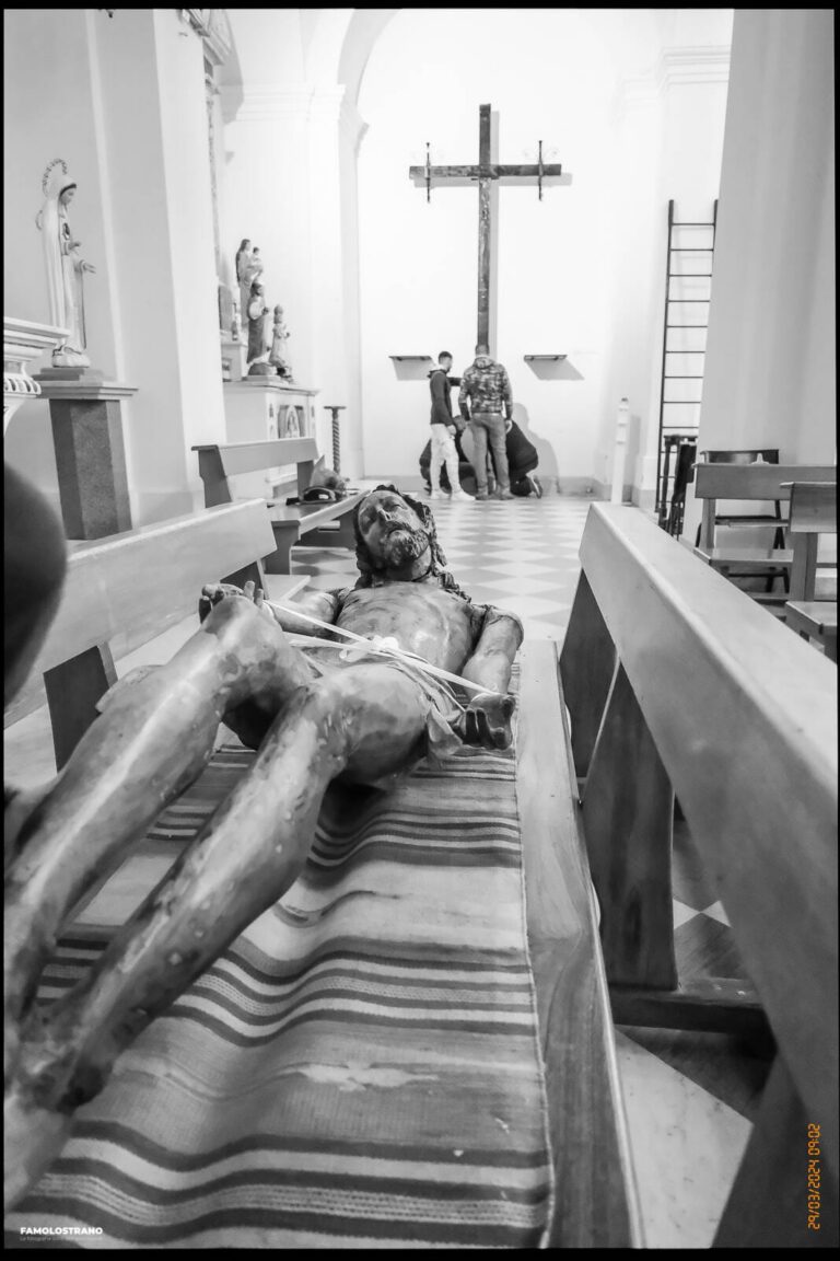 allestendo il Cristo per la Via Crucis 48