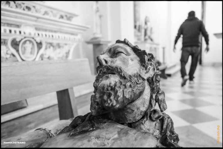 allestendo il Cristo per la Via Crucis 50