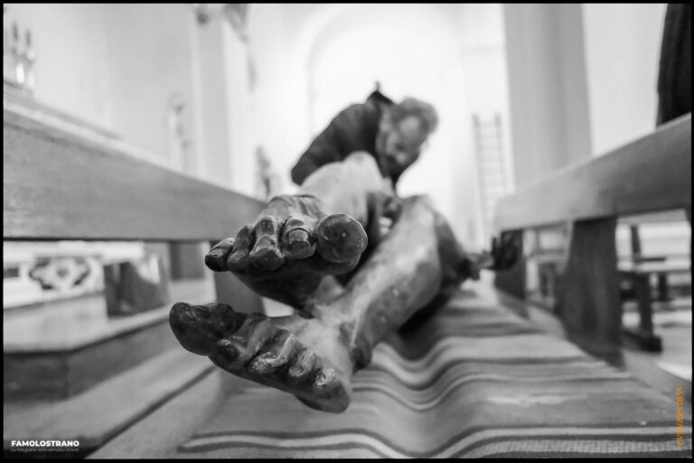 allestendo il Cristo per la Via Crucis 53