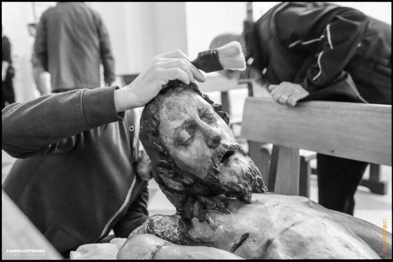 allestendo il Cristo per la Via Crucis 54