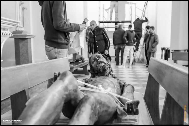 allestendo il Cristo per la Via Crucis 57