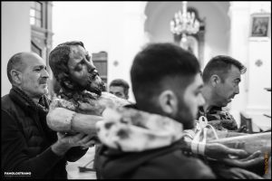allestendo il Cristo per la Via Crucis 58