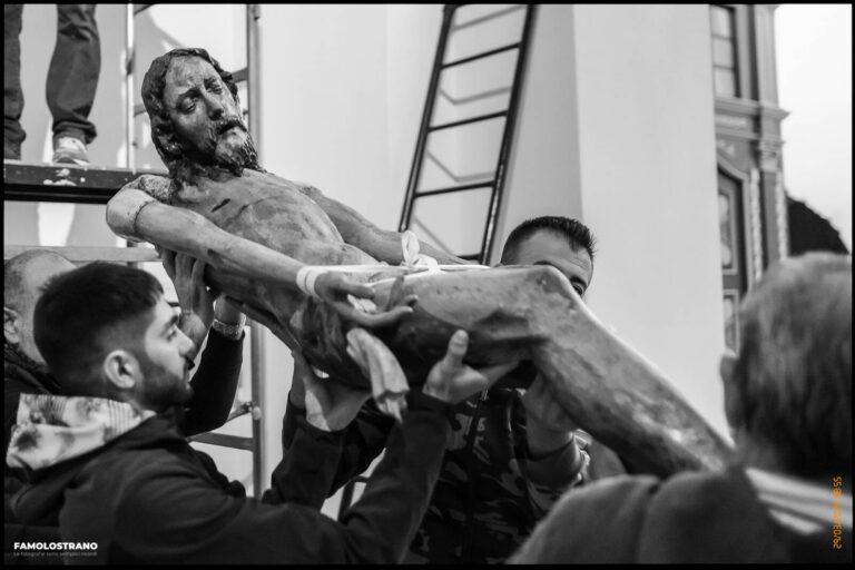 allestendo il Cristo per la Via Crucis 60