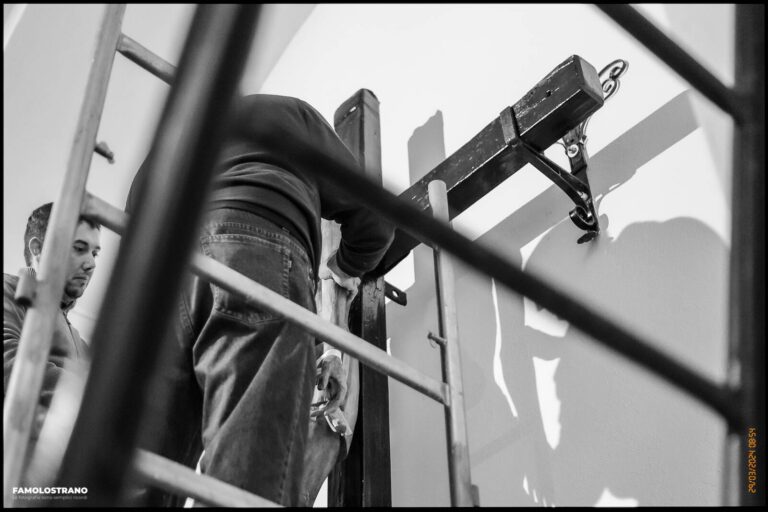 allestendo il Cristo per la Via Crucis 64