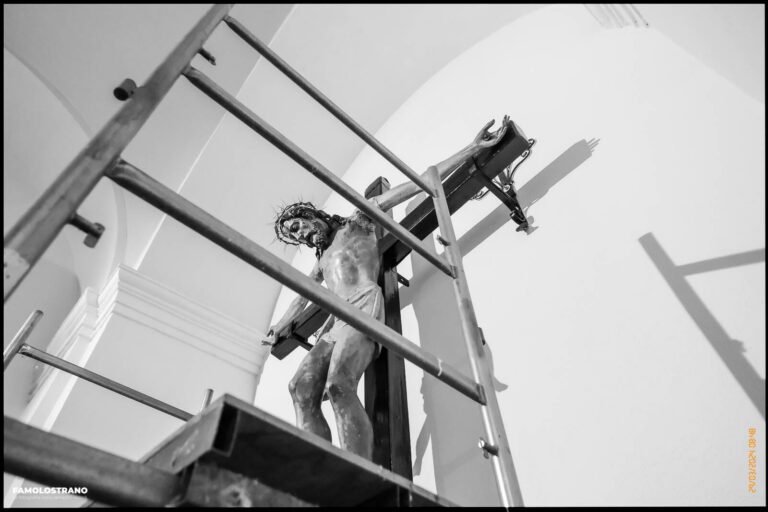 allestendo il Cristo per la Via Crucis 68