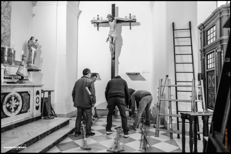 allestendo il Cristo per la Via Crucis 69