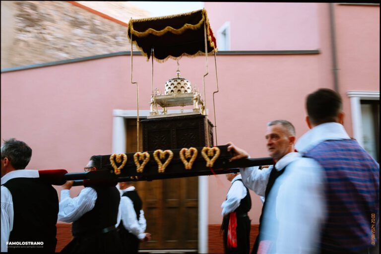 Processione di Sant'Antioco Martire per: Tradizioni