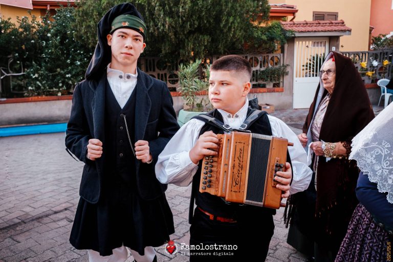 Fotografo eventi Cagliari in azione durante una sagra