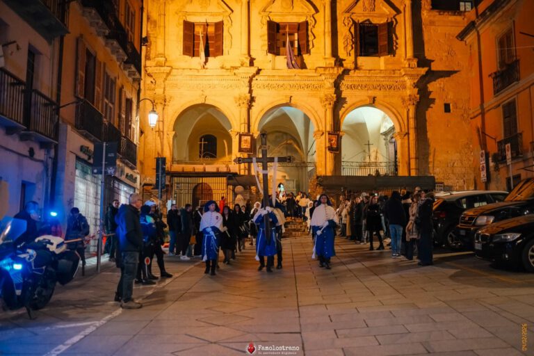 Giro delle sette Chiese. Processione con il Simulacro di Sant’Efisio